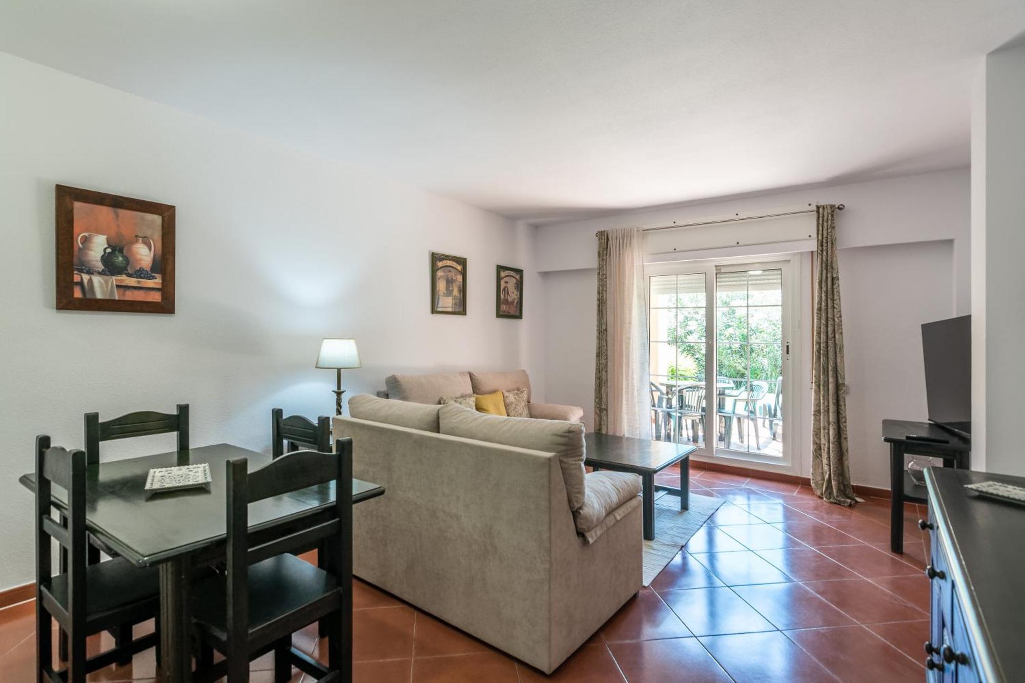 Hoyo I By H Apartment